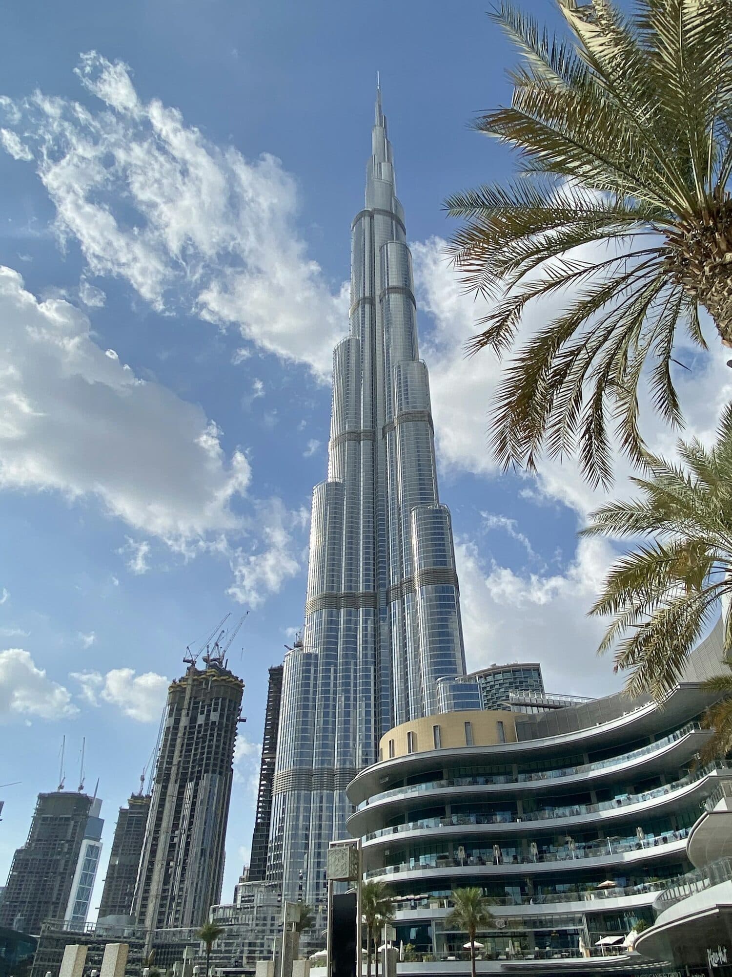 متطلبات تأشيرة دبي والإمارات حسب الجنسية: من يدخل بلا تأشيرة، من يحصل عليها عند الوصول، ومن يحتاج إلى تأشيرة إلكترونية